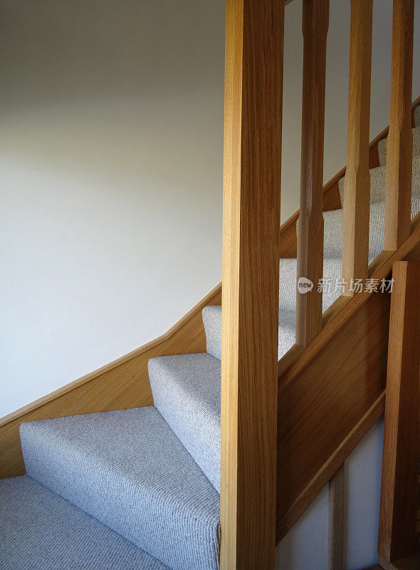 现代的轻橡木楼梯/木制楼梯角落栏杆的形象